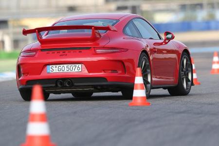 Porsche 911 GT3, Heckansicht, Slalom