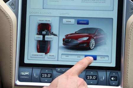 Tesla Model S, Display