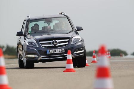 Mercedes GLK 250 Bluetec 4-Matic, Frontansicht, Slalom