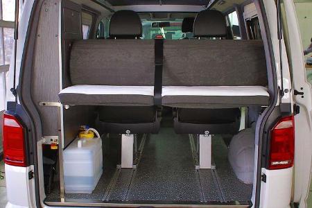 Bis zu sechs Sitzplätze kann man in dem VW T6 Kastenwagen unterbringen. Sind Sitze und Bett ausgebaut, entsteht ein großer H...