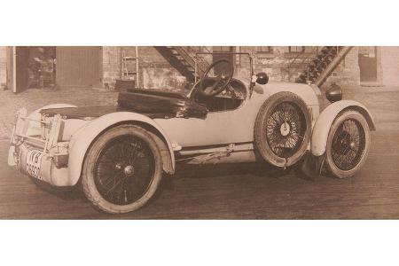 Offenbar wurde der Roadster von Schober für Gelände-Wettbewerbe präpariert. Stollenreifen und der dritte Sitz sollen die nöt...