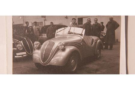 Der Meister (rechts außen) nach dem Krieg mit einem Weinsberger Fiat 500 Roadster.