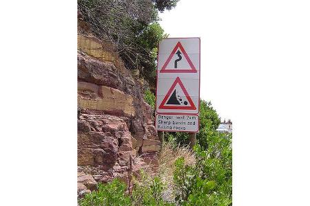 StraÃen, gesÃ¤umt von brÃ¶ckeligen Felsen.