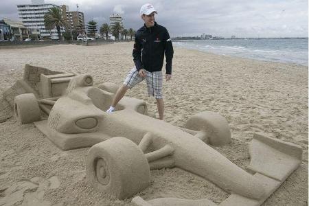 Sogar aus Sand wurden die Boliden nachgebaut.