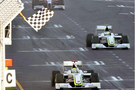 Nachdem sich die Konkurrenz selbst eliminierte, konnte Brawn GP zum Debüt einen Doppelsieg nach Hause fahren.