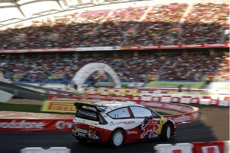 Zieleinfahrt im Stadion: Loeb fährt seinem 51. WM-Sieg entgegen.