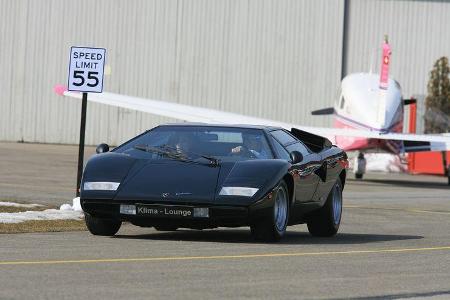 Lamborghini Countach Turbo S - Frontansicht vor Flugzeug