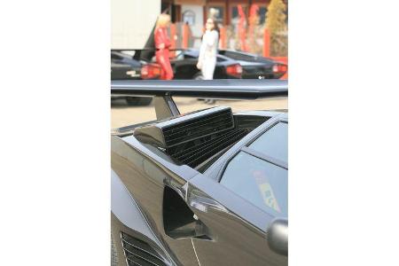 Lufteinlässe am Heck des Lamborghini Countach und zwei Frauen im Catsuit