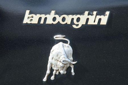 Stier-Emblem und Lamborghi-Schriftzug am Lamborghini Countach