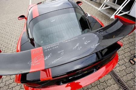 Ein jeder Involvierter verewigt sich noch kurz auf der Rekord-Viper, dann wurde sicherlich erst einmal gefeiert.