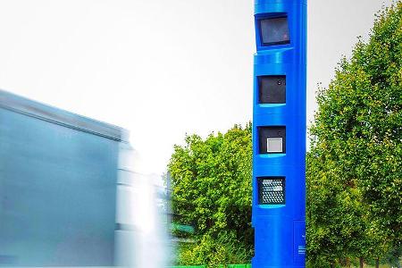 Lkw-Maut-Säule, blauer Blitzer