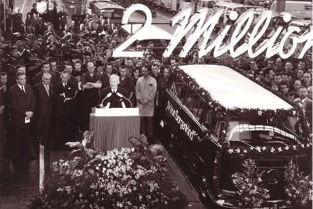 Der VW Bulli verkauft sich wie geschnitten Brot - schon 1968 läuft der zwei millionste Transporter vom Band.