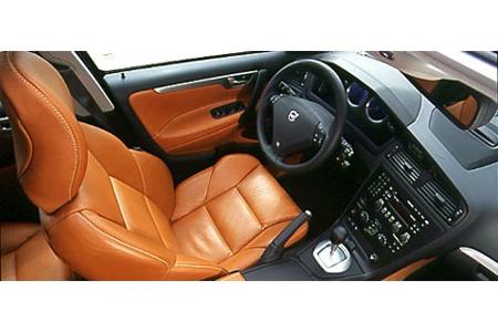 Lounge: Bis auf die Alu-Pedale bleibt das Interieur des V70 R unverändert.