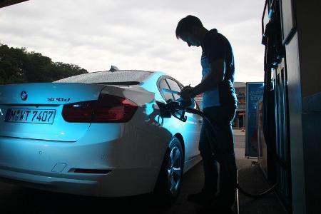 BMW 320d Efficient Dynamics Edition, Tankstelle, Heckansicht