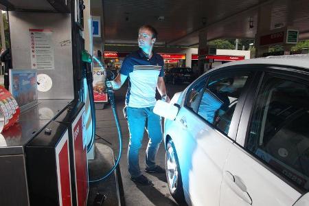 BMW 320d Efficient Dynamics Edition, Tankstelle, Seitenansicht