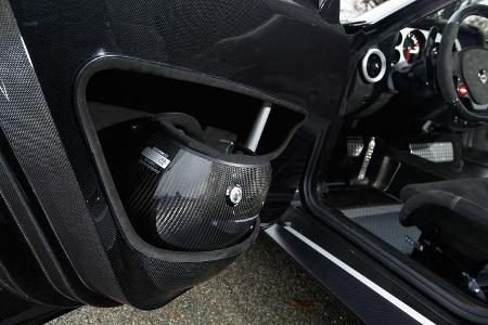 Lancia New Stratos, Helmfächer