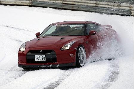 Der modifizierte Nissan GT-R tritt mit einem rennsportorientiertem Fahrwerk von KW zum Test an.