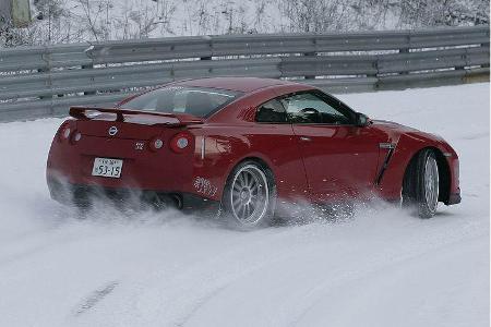 Die Pracht des mittels zweier IHI-Turbolader gefluteten 3,8-Liter-V6 gelangt feinfühlig, blitzschnell und optimal dosiert an...