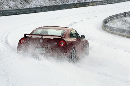 Während im stabilen Fahrzustand bei Trockenheit die volle Wucht des maximalen Drehmoments von 588 Newtonmeter ausschließlich...