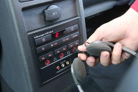 Radio mit CD gehört im Cockpit ebenso zur Serienausstattung wie Siedebags, seitliche Kopf-Airbags, Tempomat, Klimaautomatik,...