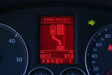 Ein Knopfdruck aktiviert Park Assist, der Pfeil im Display gibt die Richtung vor.