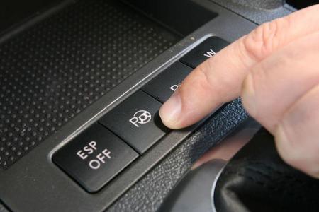 Für VW wird der Park Assist zum Alleinstellungs-Merkmal. Kein anderer Van bietet sich im Grenzbereich des Stadtverkehrs so d...