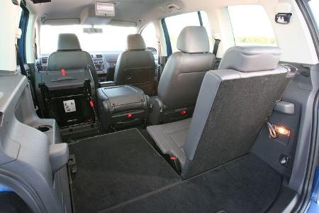 Optional ist eine dritte Sitzreihe mit zwei im Wagenboden versenkbaren Klappstühlen (660 Euro).