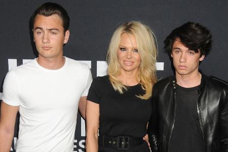 Pamela Anderson mit ihren Söhnen Brandon (l.) und Dylan bei einer Veranstaltung im Februar 2016 in Los Angeles Pamela Anderson mit ihren Söhnen Brandon (l.) und Dylan bei einer Veranstaltung im Februar 2016 in Los Angeles