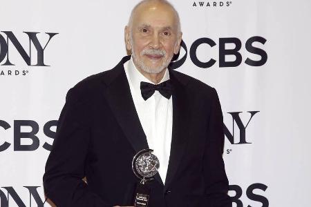 Frank Langella mit seiner Auszeichnung bei den Tony Awards