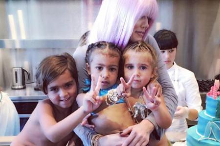 Meerjungfrauen-Feier: Khloé Kardashian mit ihren Nichten North und Penelope auf deren Geburtstagsfeier. Auch Neffe Mason ist... Meerjungfrauen-Feier: Khloé Kardashian mit ihren Nichten North und Penelope auf deren Geburtstagsfeier. Auch Neffe Mason ist...