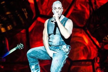 Till Lindemann bei einem Konzert Till Lindemann bei einem Konzert