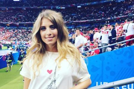Für die Fußball-EM hat Cathy Hummels in Zusammenarbeit mit ebay ihr eigenes Fan-Shirt entworfen