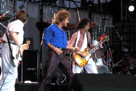 Robert Plant (Mitte) und Led Zeppelin bei Live Aid im Jahr 1985