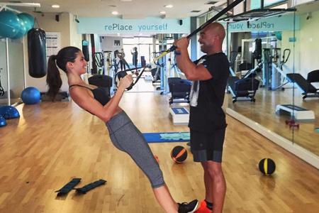 Ihr Lächeln hat sie nicht verloren, auch wenn das Training mit den Slings hart ist: Sara Sampaio (24) beißt sich mit der Unt...