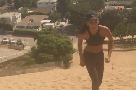 Bei sengender Hitze quält sie sich eine Sanddüne hoch. Ein härteres Training als das von Chanel Iman (24) gibt es wohl kaum....