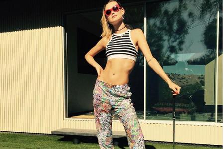 Behati Prinsloo (26) scheint sich um ihre Figur keine Sorgen zu machen. Eine lässige Runde Golf reicht ihr als Sporteinheit....