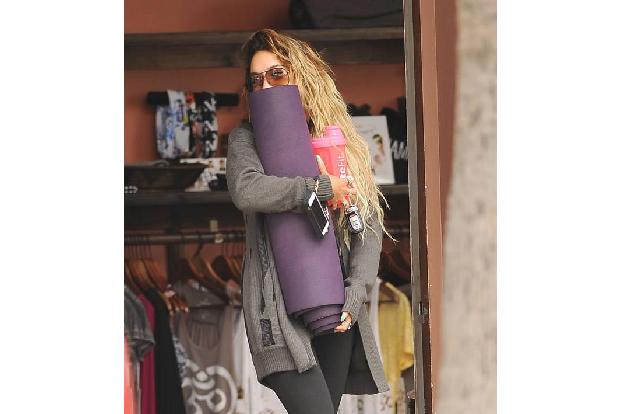 Uff! War das anstrengend! Vanessa Hudgens versteckt sich nach ihrer Yoga-Stunde mit klebrigen Haaren hinter ihrer Yoga-Matte...