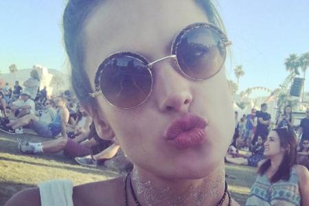 Festival Muse: Model Alessandra Ambrosio setzt auf Metallic-Tattoo, runde Sonnebrille und Off-Shoulder-Top