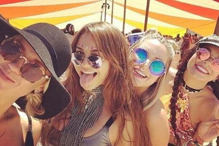 Vanessa Hudgens und ihre Mädchengang zeigen viel Haut und Mut zur Farbe - bunte Sonnenbrillen gehören zu einem Festival dazu