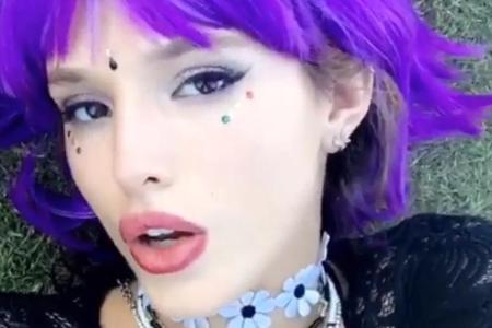 Ganz schön verrückt zeigt sich Bella Thorne mit lila Perücke auf dem Coachella-Festival