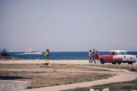 Symbole für Kuba: Das alte Auto und das Meer