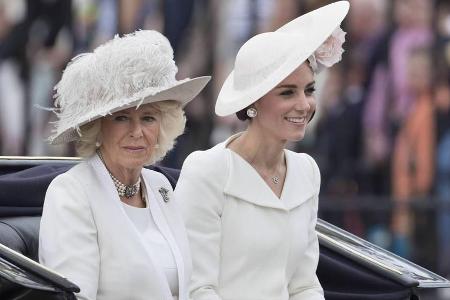 Camilla (li.) und Kate bei der Militärparade Trooping the Colour Camilla (li.) und Kate bei der Militärparade Trooping the Colour