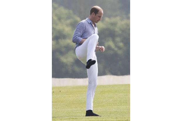 Nanu? Das ist aber eine merkwürdige Pose für einen britischen Thronfolger! Prinz William wurde am Wochenende auf einer Wiese...