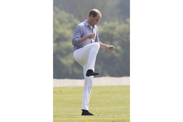 ...machte auch sonst allerlei sportliche Übungen. Man hätte beinahe glauben können, der 33-jährige Prinz habe spontan an ein...