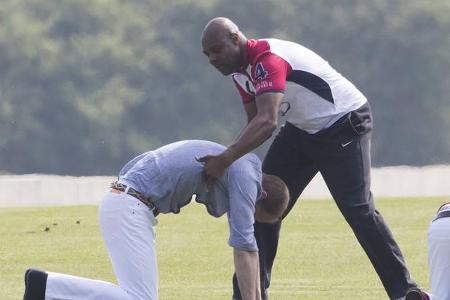 ...eignen sich Shirt und Jogginghose schließlich viel besser, wie auch der Trainer, der William hier zur Hand ging, eindrück...