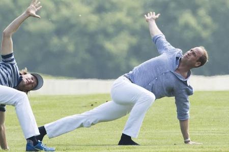 ...Royal am Samstag bei einem Polo-Spiel für den guten Zweck antreten - und das geht eben nicht ohne ein paar Aufwärmübungen...