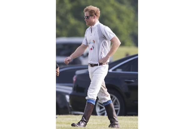 ...William übrigens von seinem jüngeren Bruder Harry, der in der selben Mannschaft spielte wie William. Da können wir guten ...
