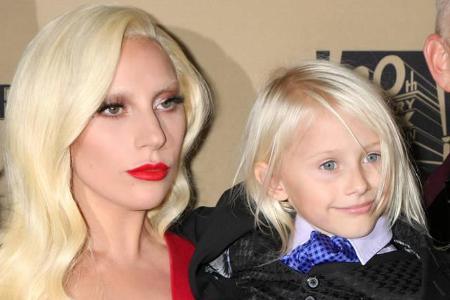 ...der kleine Lennon Henry buhlte um ihre Aufmerksamkeit. Erstaunlich, denn in der Serie spielt Gaga eine Hotel-Besitzerin, ...