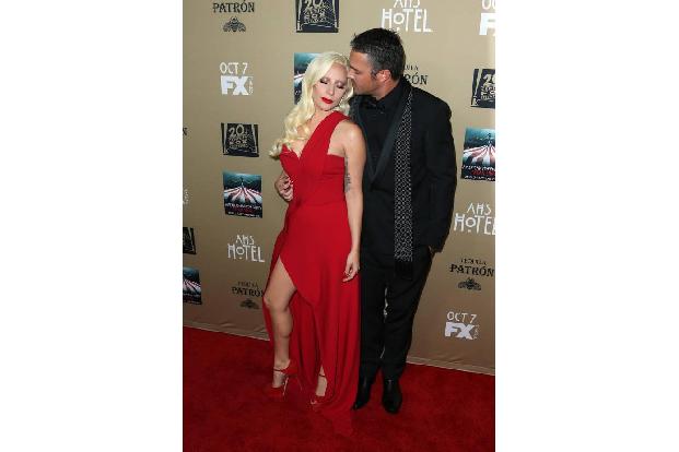 ...Gagas Verlobter Taylor Kinney fast vor Stolz auf seine schöne Liebste platzte und selbstverständlich nicht verpassen woll...