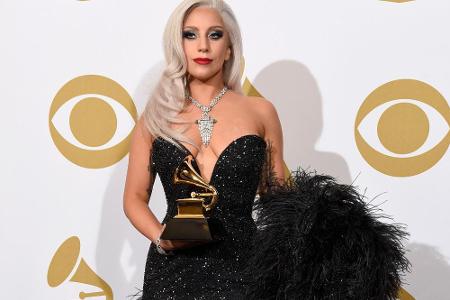 Wie eine echte Diva präsentierte sich die 29-Jährige auch an diesem Abend in zwei Kleidern. Die tiefschwarze Robe zog vor al...